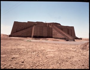 Pohled na rekonstruovaný zikkurat, 2050 př.nl od Mesopotamian Mesopotamian