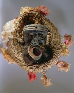 Kostýmová maska pro oslavu mexického výročního festivalu Guelaguetza (dřevo, pletená sláma a papír)