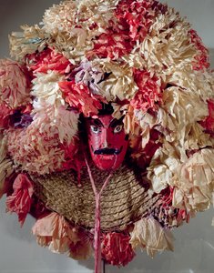 Kostýmová maska pro oslavu mexického výročního festivalu Guelaguetza (dřevo, pletená sláma a papír)