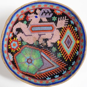 Miska Huichol ze Sierra Madre, Mexiko (textil) od Mexican School