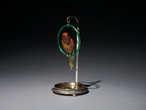 Papoušek na bidélku (Parrot), firma Peter Carl Fabergé (1846-1920)
