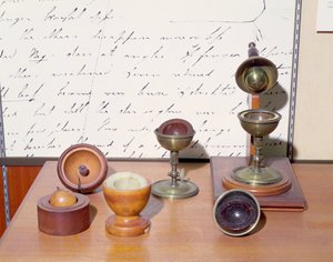 Faradayův kulový kondenzátor, cca 1837 (kombinovaná technika) od Michael Faraday