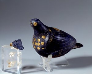 Východní antika: holubice v lapis lazuli (lapis lazuli) a zlatě. Z webu Susa. Medio-elamitské období (Írán). 1200 př.nl Paříž, muzeum Louvre od Middle Elamite Period