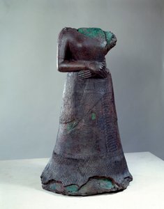 Elamitská civilizace: bronzová socha královny Napir Asu s elamským nápisem. 1250 před naším letopočtem. Z místa Susa, Írán. Slunce 1,29x0,73 m Paříž, musee du Louvre od Middle Elamite Period