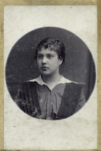 Vintage portrét mladé dívky. Snímek byl pořízen kolem roku 1914 (foto) od Mikhail Pogosov