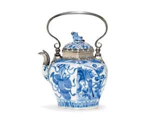 Modrá a bílá konvice a poklice (keramická a stříbrná) od Ming Dynasty Chinese School
