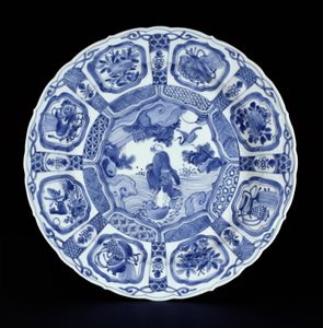 Modrobílý kraakový talíř malovaný Li Tieguai překračující moře na dvojité tykvi, období Wanli, 1594-1610 (porcelán)