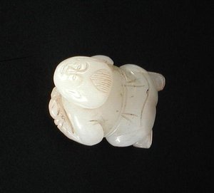 Postava chlapce, dynastie Ming (1368-1644) (nefrit) od Ming Dynasty Chinese School