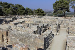 Minojské archeologické naleziště Phaistos. Severovýchodní komplex. Komplex čtyř pokojů přímo sousedících se starým palácem. Tyto místnosti sloužily k uložení cenných rituálních nádob. Slavný „“ disk Phaistos“ s hieroglyfickým písmem zde byl nalezen spolu s od Minoan