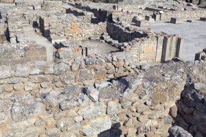 Minojské archeologické naleziště Phaistos. Severovýchodní komplex. Tyto místnosti sloužily k uložení cenných rituálních nádob. Slavný „“ disk Phaistos“ s hieroglyfickým písmem zde byl nalezen s dalšími hliněnými deskami vepsanými lineárním A. Existují také od Minoan
