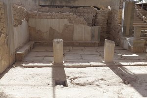 Minojské archeologické naleziště Phaistos. Královnin Megaron (tj. královniny byty). Nejjižnější z „“ Royal Apartmentsof Phaistos. Podlaha byla vydlážděna sádrovými deskami a červenou omítkou vyplňující mezeru. Sádra byla také použita pro thr Benc od Minoan