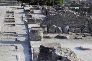 Minojské archeologické naleziště Phaistos. Celkový pohled na svatyně západního křídla podél centrálního dvora ze severního křídla. Existovaly dva typy svatyní: „Svatyně na lavici“ a „Lutrální pánev“. „Svatyně lavice“ byla malá a obdélníková místnost s nízk od Minoan