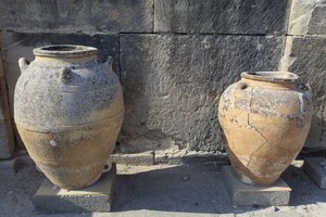 Minojské archeologické naleziště Phaistos. Velký pithoi (skladovací nádoba), nalezený u centrálního soudu. Kréta. od Minoan