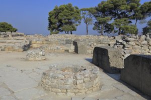 Minojské archeologické naleziště Phaistos. Část severovýchodního komplexu. Komplex čtyř pokojů přímo sousedících se starým palácem. Tyto místnosti sloužily k uložení cenných rituálních nádob. Byl nalezen slavný ""Phaistosův disk" s hieroglyfickým písmem od Minoan
