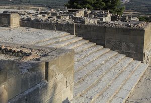 Minojské archeologické naleziště Phaistos. Schodiště začínající na západním nádvoří a vedoucí do Propylaje, hlavního a nejpůsobivějšího vstupu do nového paláce (1700-1450 př.nl). Phaistos, Kréta. od Minoan