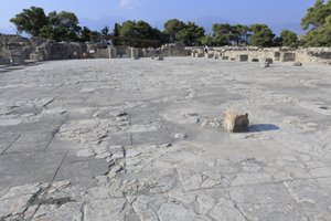 Minojské archeologické naleziště Phaistos. Centrální nádvoří, základní architektonický prvek paláce Minoen. Je to jádro, kolem kterého jsou zasazena různá křídla. Tento centrální dvůr byl postaven v době starého paláce (1900-1700 př.nl). Bylo použito i v t od Minoan