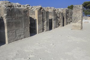 Minojské archeologické naleziště Phaistos. Západní časopisy. Velký komplex palácových skladů. Skládá se z předsíně, chodby skladů a samotných skladů. Vpravo a vlevo od chodby bylo 11 zásobníků, ve kterých t od Minoan