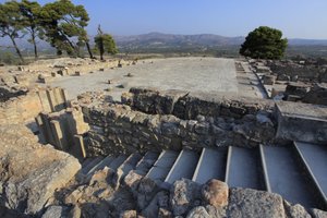 Minojské archeologické naleziště Phaistos. Pohled na centrální dvůr ze severního křídla. Centrální dvůr byl základním architektonickým prvkem minoenského paláce. Je to jádro, kolem kterého jsou zasazena různá křídla. Tento centrální dvůr byl postaven v r od Minoan
