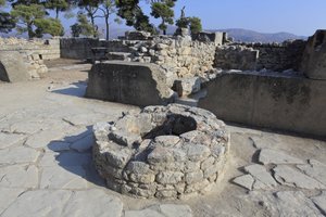 Minojské archeologické naleziště Phaistos. součástí severovýchodního komplexu. Komplex čtyř pokojů přímo sousedících se starým palácem. Tyto místnosti sloužily k uložení cenných rituálních nádob. Byl nalezen slavný ""Phaistosův disk" s hieroglyfickým písme od Minoan