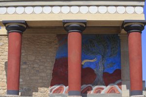 Minoen archeologické naleziště Knossos. Severní vchod, Síň severního pilíře. Bastion zrekonstruovaný Arthurem Evansem, kam umístil kopii zrestaurované reliéfní fresky býka. Knossos, Kréta. od Minoan