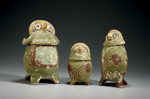 Tři nádoby s polychromovanými terakotovými podobiznami Mixtec, cca 900-1200