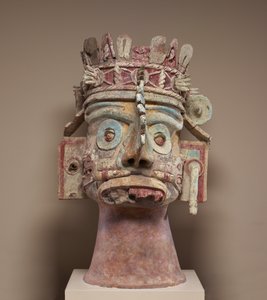 Hlava boha deště Tlaloca, pozdní postklasické období, cca 1300-1521 (keramika, opuka, štuk a barva)