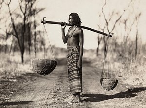„Budování říše“ ve fašistickém věku: Cunamská žena nesoucí vodu, 09.05.1936 (černobílá fotografie) od Modestino Baldinetti