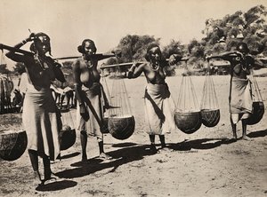 „Budování říše“ ve fašistickém věku: Cunamské ženy nesoucí vodu, 09.05.1936 (černobílá fotografie) od Modestino Baldinetti