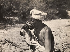 „Budování říše“ ve fašistickém věku: nomád pijící čaj, 09.05.1936 (čb foto) od Modestino Baldinetti