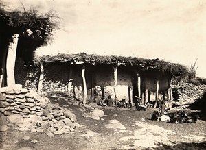 „Budování říše“ ve fašistickém věku: Habešský dům v Edmò, 09.05.1936 (černobílá fotografie) od Modestino Baldinetti