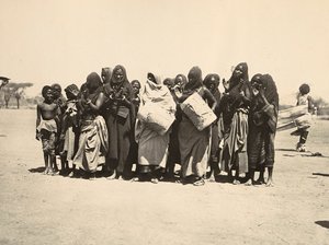 Budování říše v době fašismu: pestrá skupina muslimských žen, 09/05/1936 (čb foto) od Modestino Baldinetti