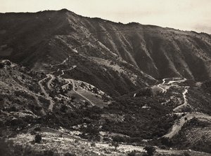 „Budování říše“ ve fašistickém věku: cesta po kopcích Massaua-Asmara, 09.05.1936 (černobílá fotografie) od Modestino Baldinetti