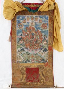 Damjen Garwa Nagpo, polovina 19. století (minerální pigmenty na klížené bavlně, originální brokátové pasparty Qing, originální přebal, mongolské střapce a tyč s čepicemi)