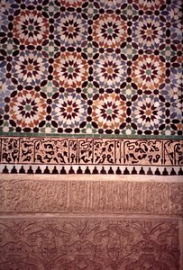 Spodní zeď hlavního nádvoří, postavená Saadians v roce 1565 (zellij tilework a štukatérské práce) od Moroccan School