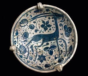 Art mudejar: keramický pohár azul, zdobený jelenem Paterna, Manises (hispano-maurský styl). Barcelona 14. nebo 15. století. Muzeum keramiky v Barceloně, Španělsko od Mudejar School