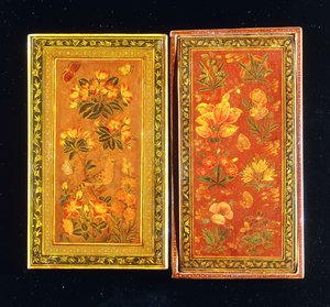 Pár zrcadlových pouzder z dynastie Safavid, malovaných květinovými vzory, jedno s posazeným dudkem, kolem 1671-2 od Muhammad Zaman