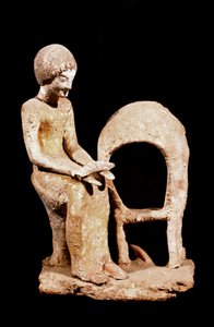 Mykénské umění: ženská postava v peci držící v ruce bochník chleba. 16. století před naším letopočtem. Štrasburk, archeologické muzeum od Mycenaean