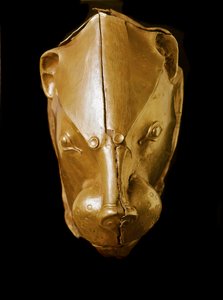 Mykénské umění: rython nebo rhyton nebo zlatý rython (sklo přístroje) ve tvaru lví hlavy z hrobu IV, Mycenes. 16. století před naším letopočtem. Ztlumit. 14 cm Athény, národní archeologické muzeum - mykénské umění: zlatá hlava lva rhyton (obřadní sklo) z G od Mycenaean