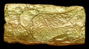 Zlatý plechový kryt na skleněnou vázu ve tvaru plakety od Mycenaean