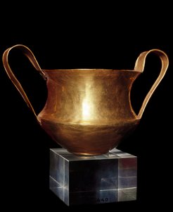 Mykénské umění: zlatá kanthara (nebo kantharos) z jedné z královských hrobek nekropole v Mykénách. Athény, národní archeologické muzeum – mykénské umění: zlatý kantharos (hrnek na pití se dvěma vysokými svislými uchy) z jedné z královských hrobek Myků