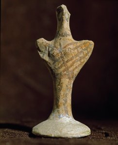 Mykénské umění: terakotový idol ze Scoglio del Tonno (Punta Tonno, Taranto) v Itálii. Doba bronzová, 2000 před naším letopočtem.