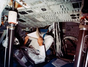 Astronaut uvnitř velitelského modulu NASA, 70. léta. od NASA Images