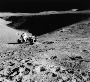 Astronaut David Scott b1932 na svahu Hadley Delta během Apolla 15, 1971.