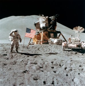 Astronaut James Irwin 1930-1991 pozdravuje na Měsíci, 1971.