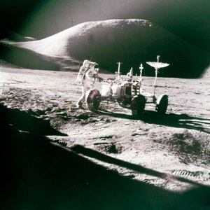 Astronaut s Lunar Roving Vehicle na Měsíci, 70. léta.