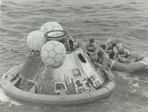 [Astronauti v záchranném člunu po sestřelení Apolla 11], 1969.