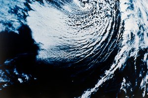 Země z vesmíru - cyklón, c1980. od NASA Images