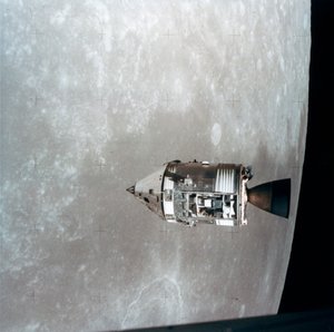 Velitelské a servisní moduly Apolla 15 na oběžné dráze Měsíce, 1971.