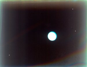 Uran se satelity Miranda, Ariel a Umbriel, z Voyageru 2, 24. ledna 1986.