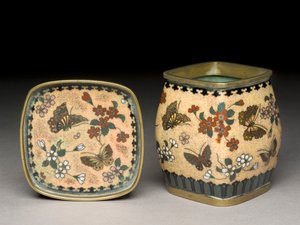 Miska a malá sklenice, období „Meiji“, 19. století (smalt Cloisonne)